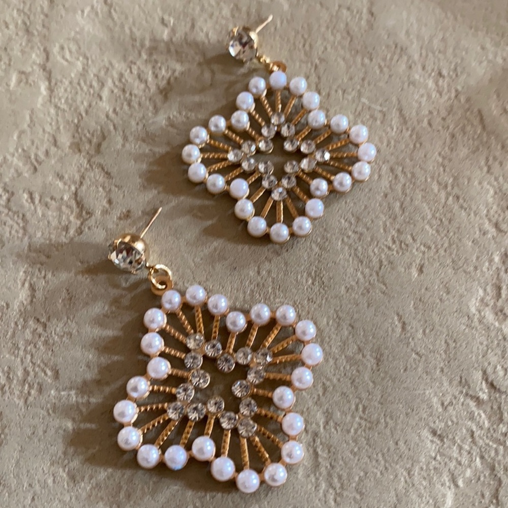 Gold pearl rhinestone studded earrings!!